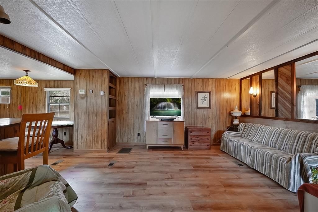 For Sale: $175,000 (2 beds, 2 baths, 910 Square Feet)