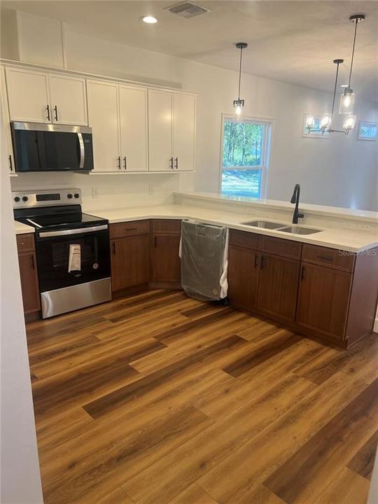 For Sale: $275,000 (3 beds, 2 baths, 1371 Square Feet)