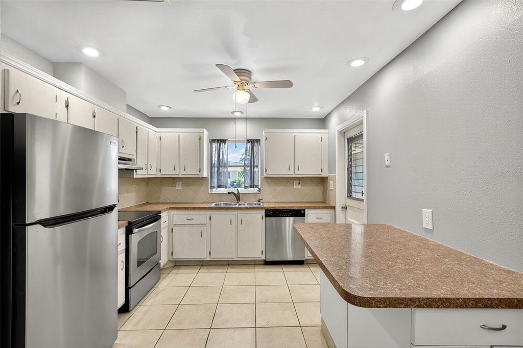 For Sale: $144,900 (2 beds, 2 baths, 1151 Square Feet)