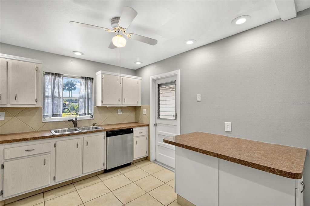 For Sale: $144,900 (2 beds, 2 baths, 1151 Square Feet)