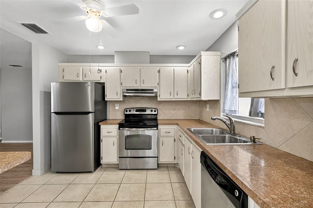 For Sale: $144,900 (2 beds, 2 baths, 1151 Square Feet)