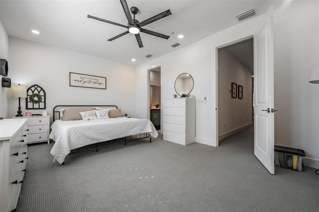 Activo con contrato: $629,900 (3 camas, 3 baños, 2244 Pies cuadrados)