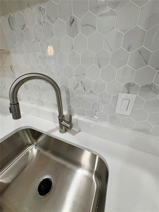 Activo con contrato: $2,200 (3 camas, 2 baños, 1385 Pies cuadrados)