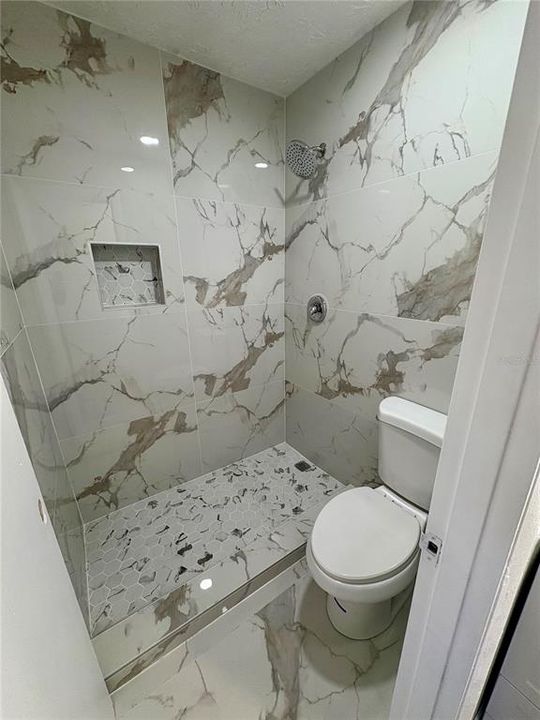 Activo con contrato: $2,200 (3 camas, 2 baños, 1385 Pies cuadrados)