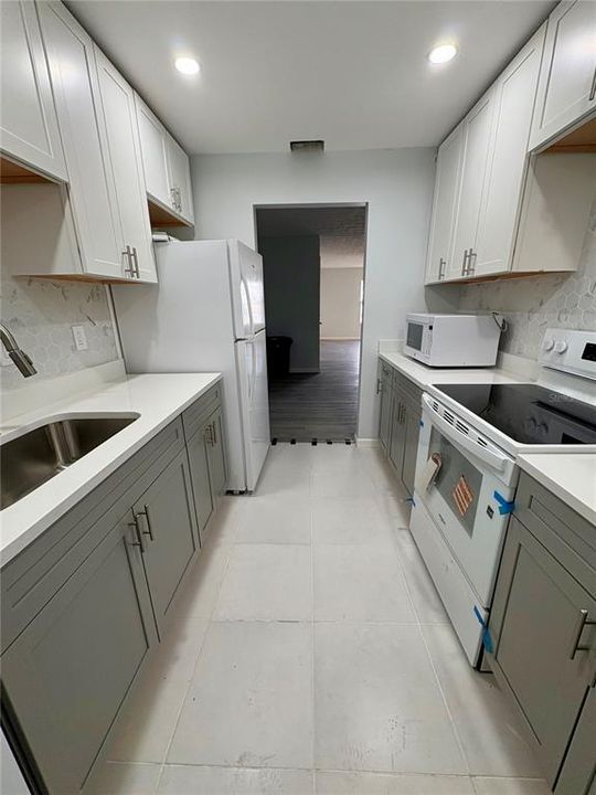 Activo con contrato: $2,200 (3 camas, 2 baños, 1385 Pies cuadrados)