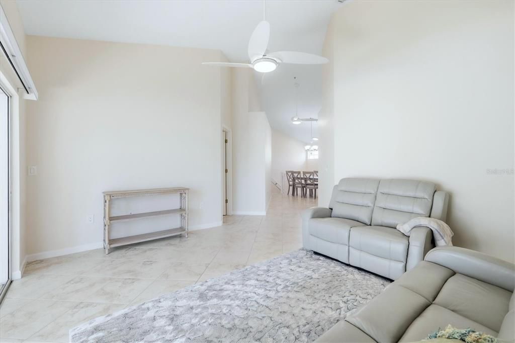 Под контрактом: $209,900 (3 спален, 2 ванн, 1208 Квадратных фут)