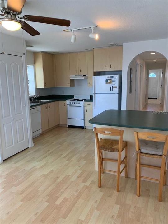 В аренду: $1,800 (2 спален, 1 ванн, 700 Квадратных фут)