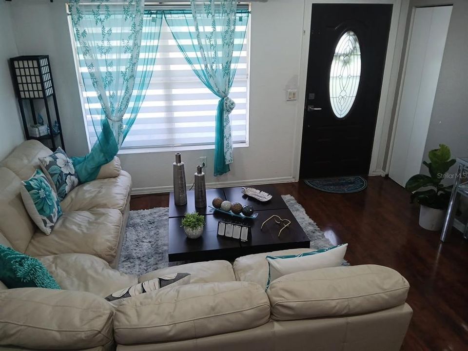 En Venta: $299,900 (4 camas, 3 baños, 1615 Pies cuadrados)