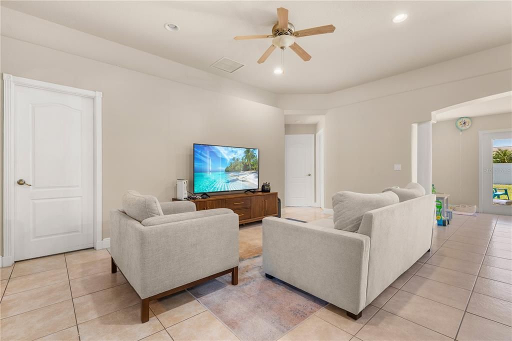 For Sale: $359,000 (4 beds, 2 baths, 1962 Square Feet)