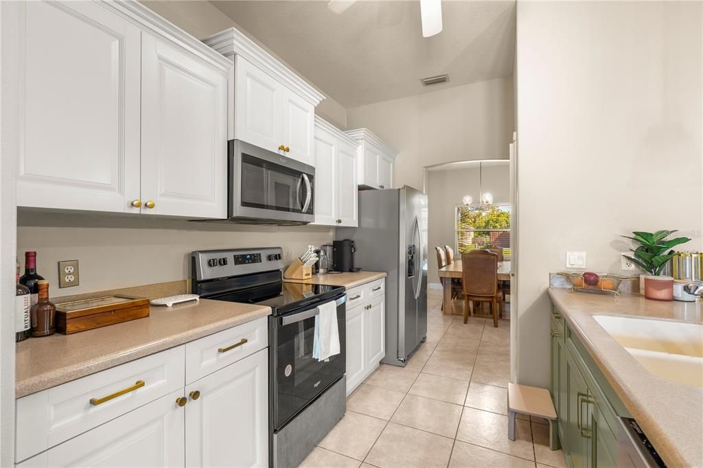 For Sale: $359,000 (4 beds, 2 baths, 1962 Square Feet)