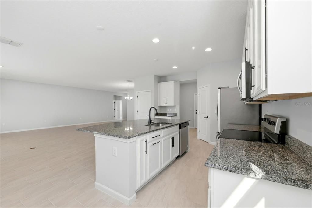 Activo con contrato: $449,900 (4 camas, 3 baños, 2504 Pies cuadrados)