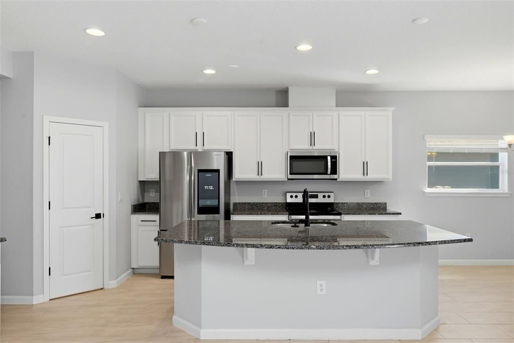 Activo con contrato: $449,900 (4 camas, 3 baños, 2504 Pies cuadrados)