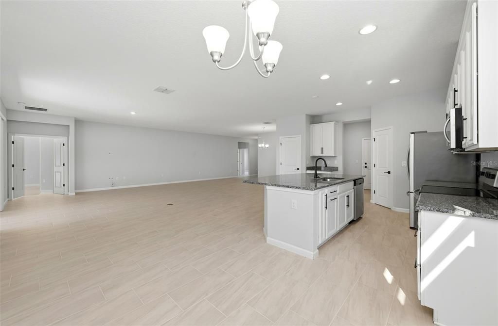 Activo con contrato: $449,900 (4 camas, 3 baños, 2504 Pies cuadrados)