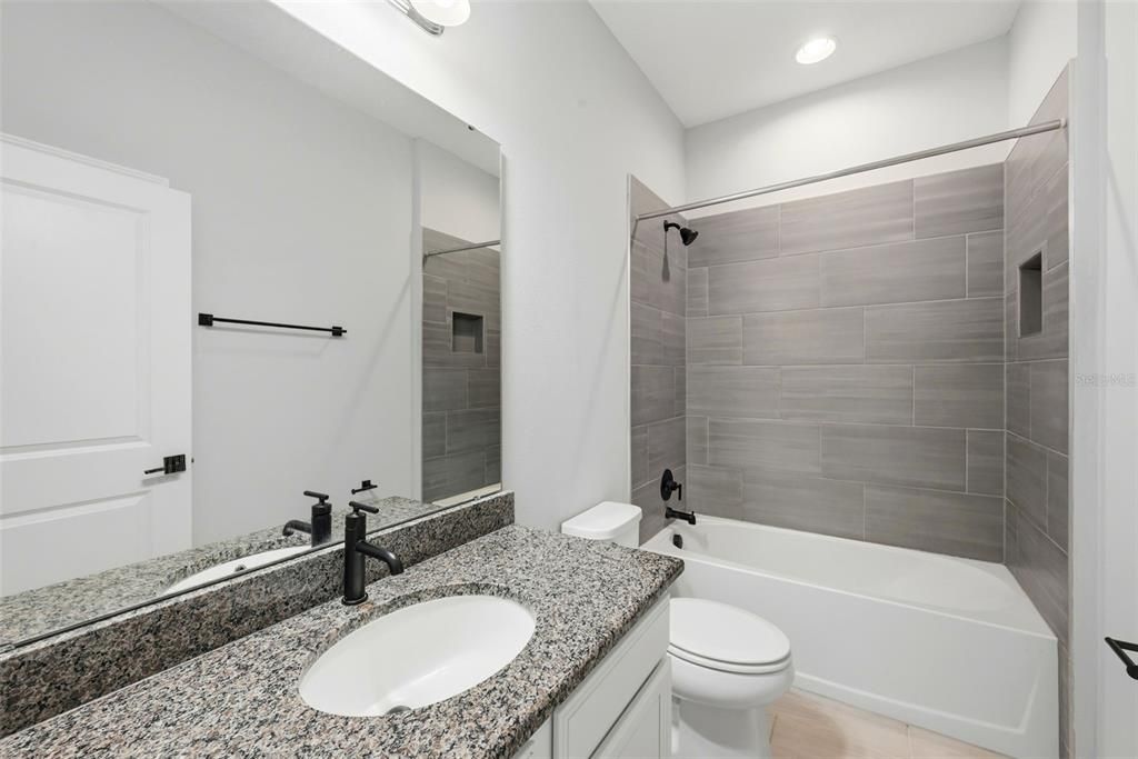 Activo con contrato: $449,900 (4 camas, 3 baños, 2504 Pies cuadrados)