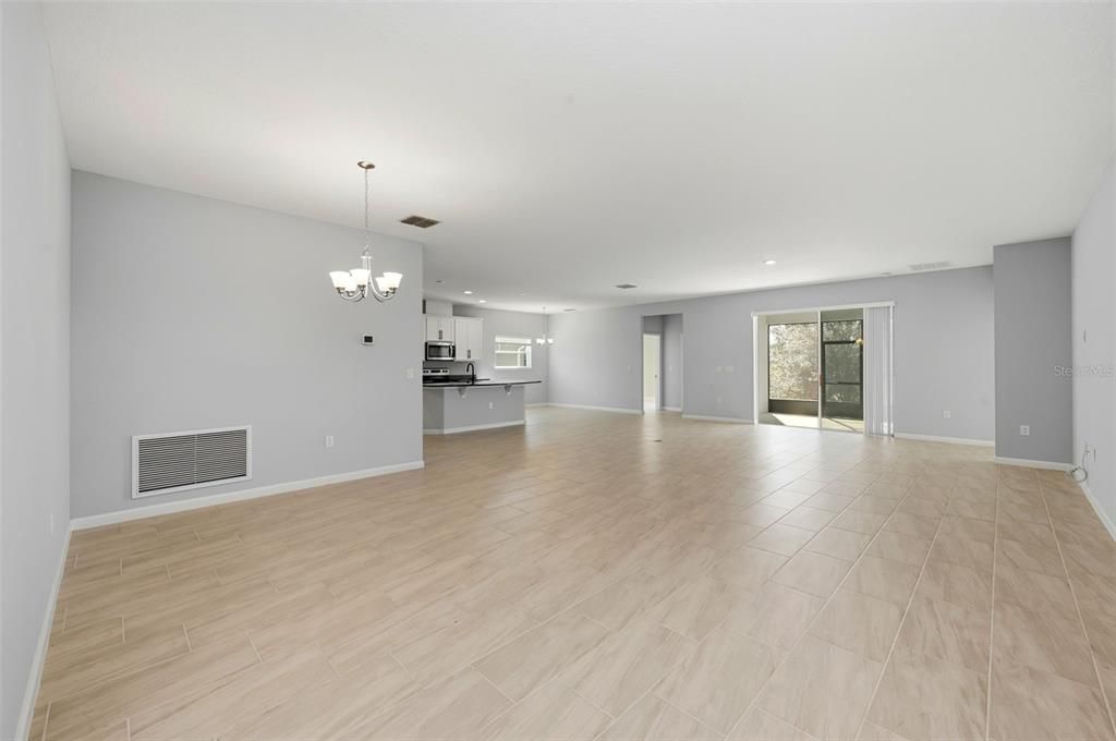 Activo con contrato: $449,900 (4 camas, 3 baños, 2504 Pies cuadrados)