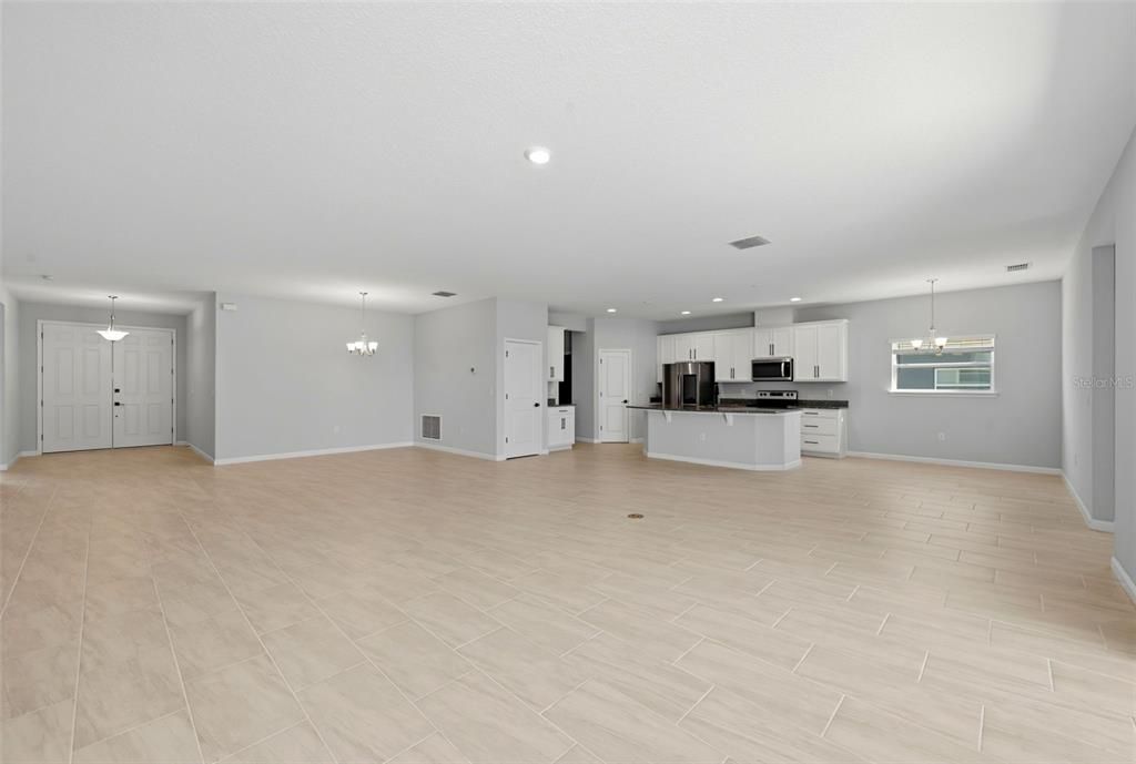Activo con contrato: $449,900 (4 camas, 3 baños, 2504 Pies cuadrados)