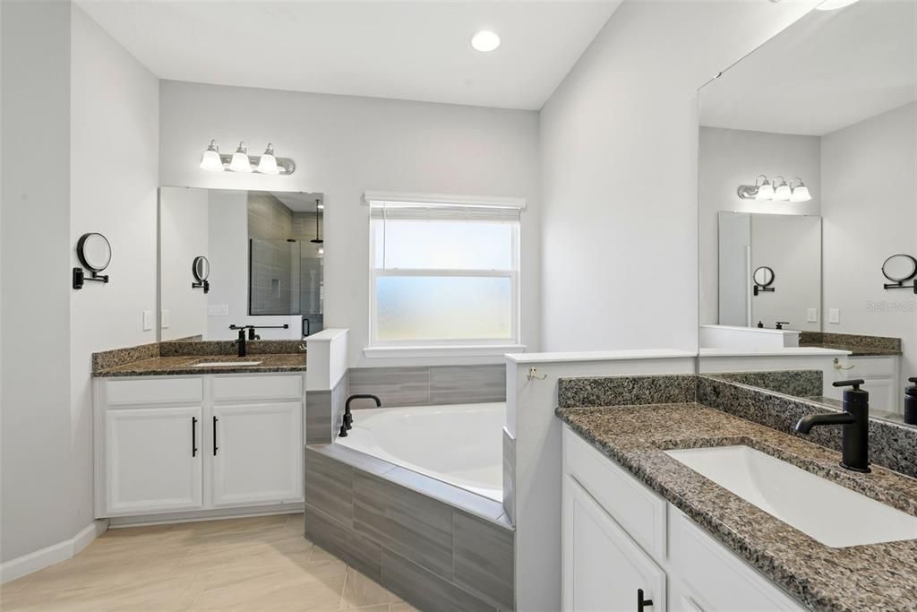 Activo con contrato: $449,900 (4 camas, 3 baños, 2504 Pies cuadrados)