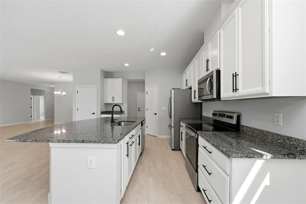 Activo con contrato: $449,900 (4 camas, 3 baños, 2504 Pies cuadrados)