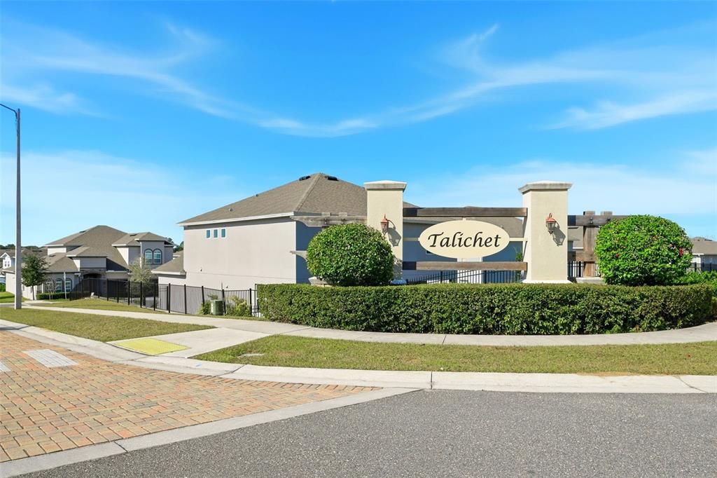 Activo con contrato: $449,900 (4 camas, 3 baños, 2504 Pies cuadrados)