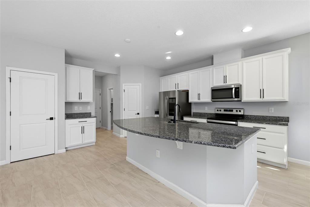 Activo con contrato: $449,900 (4 camas, 3 baños, 2504 Pies cuadrados)