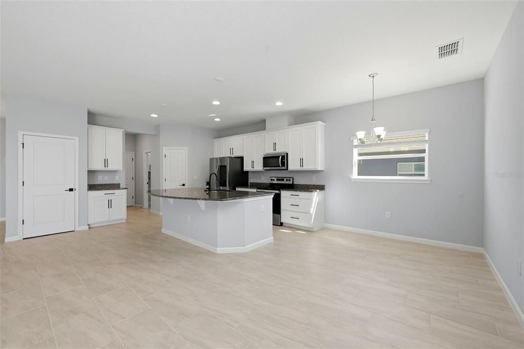 Activo con contrato: $449,900 (4 camas, 3 baños, 2504 Pies cuadrados)