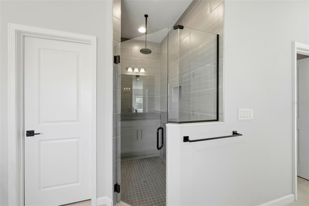 Activo con contrato: $449,900 (4 camas, 3 baños, 2504 Pies cuadrados)