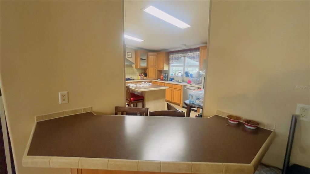 На продажу: $194,900 (3 спален, 2 ванн, 1984 Квадратных фут)