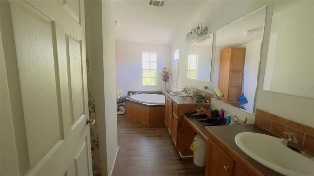 На продажу: $194,900 (3 спален, 2 ванн, 1984 Квадратных фут)