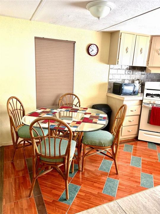 For Sale: $174,900 (2 beds, 1 baths, 728 Square Feet)