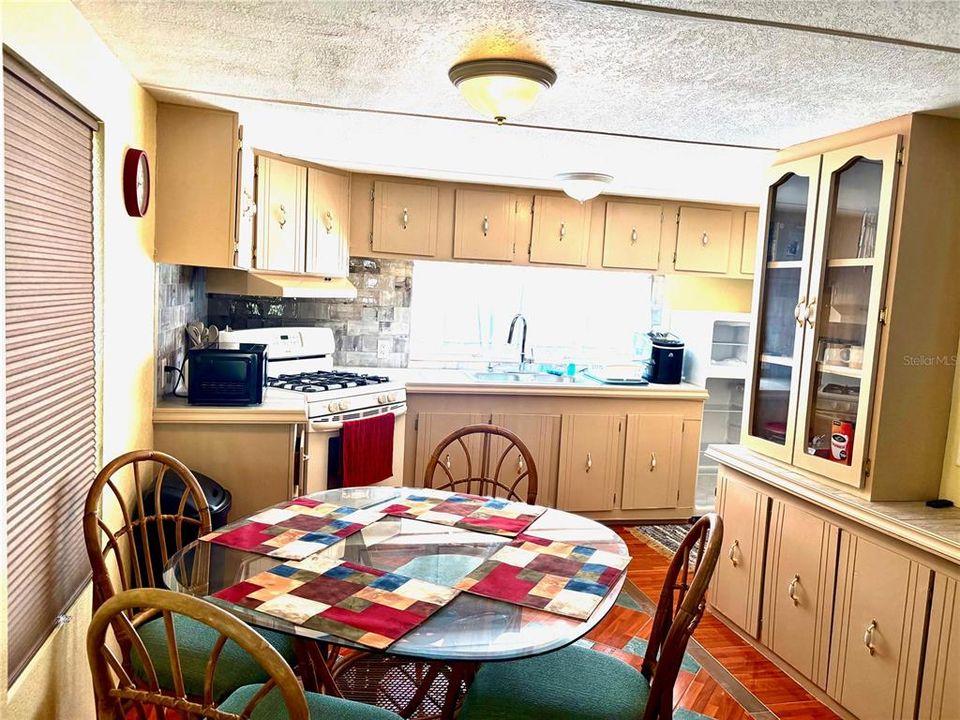For Sale: $174,900 (2 beds, 1 baths, 728 Square Feet)