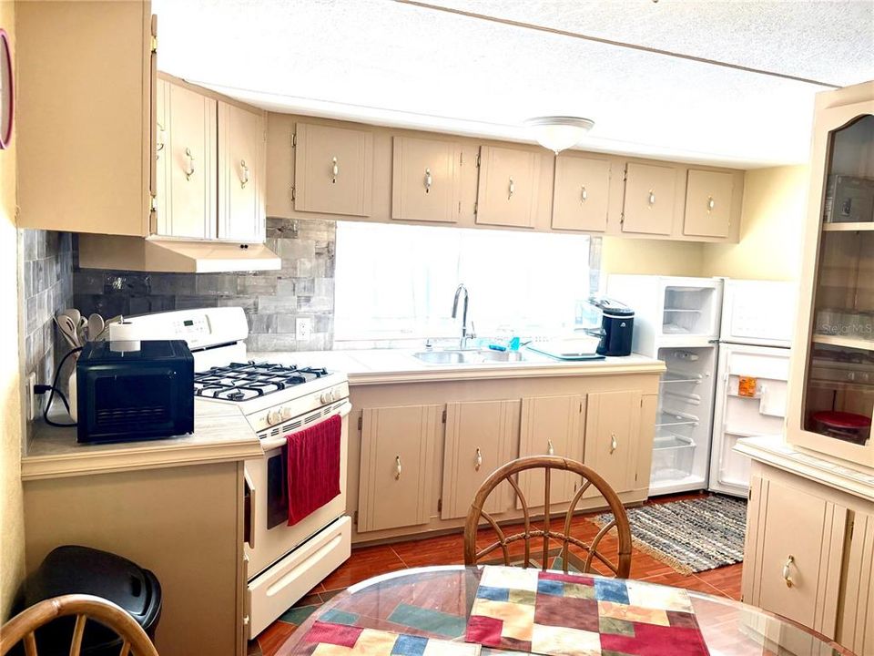 For Sale: $174,900 (2 beds, 1 baths, 728 Square Feet)