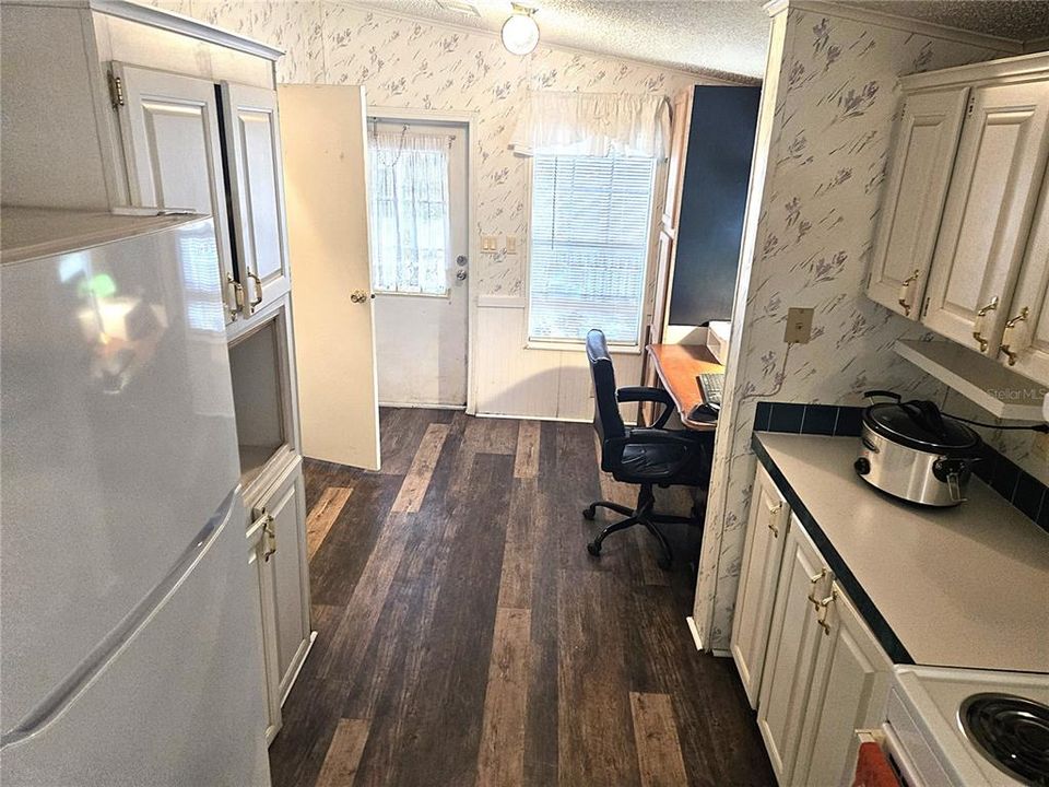 For Sale: $220,000 (3 beds, 2 baths, 1296 Square Feet)