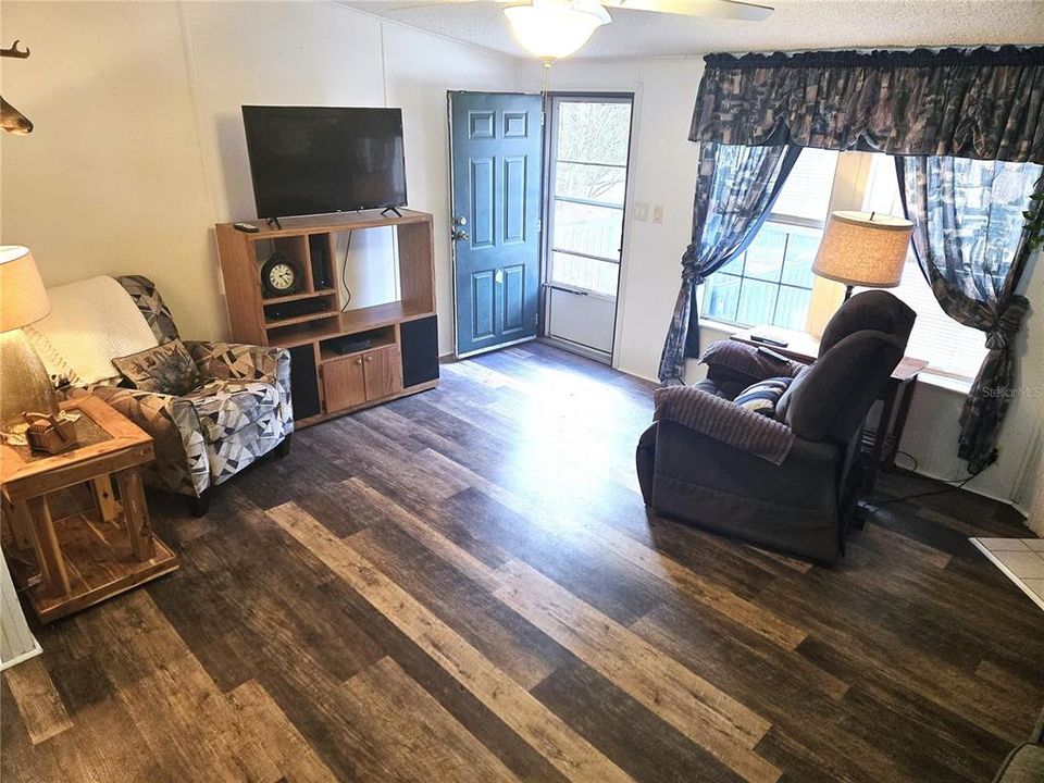 For Sale: $220,000 (3 beds, 2 baths, 1296 Square Feet)