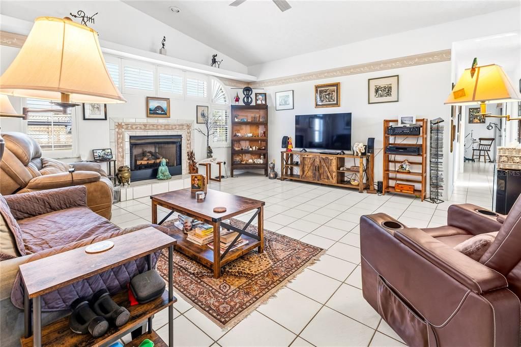 Activo con contrato: $344,999 (3 camas, 2 baños, 2088 Pies cuadrados)