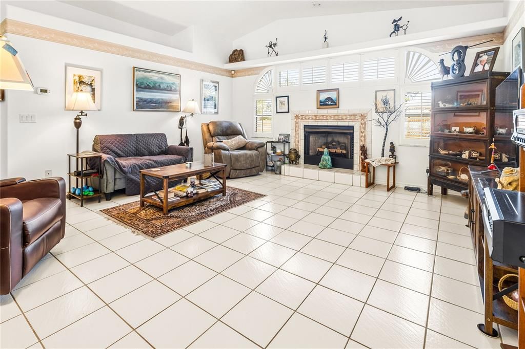 Activo con contrato: $344,999 (3 camas, 2 baños, 2088 Pies cuadrados)