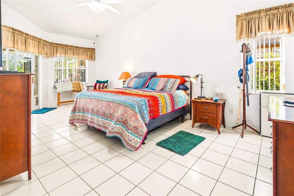 Activo con contrato: $344,999 (3 camas, 2 baños, 2088 Pies cuadrados)