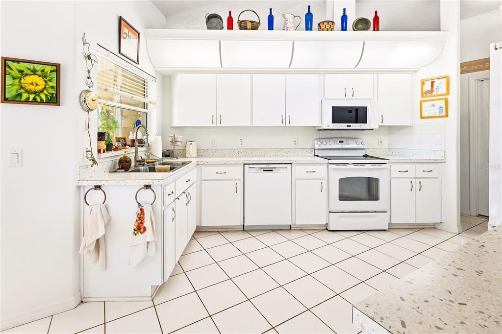 Activo con contrato: $344,999 (3 camas, 2 baños, 2088 Pies cuadrados)