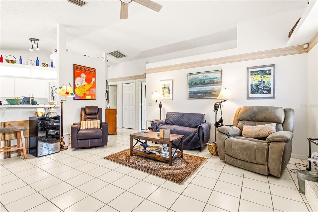 Activo con contrato: $344,999 (3 camas, 2 baños, 2088 Pies cuadrados)