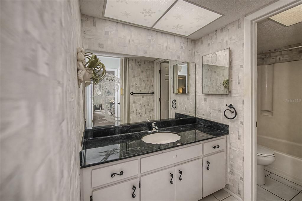 For Sale: $80,000 (2 beds, 1 baths, 987 Square Feet)