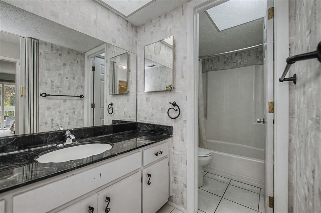 For Sale: $80,000 (2 beds, 1 baths, 987 Square Feet)