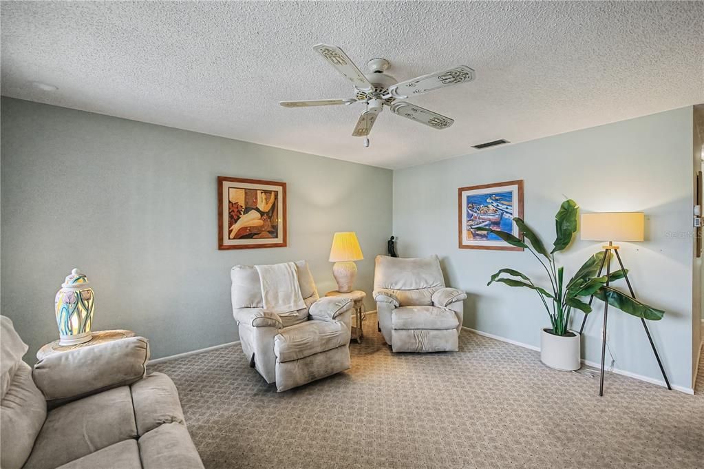 For Sale: $80,000 (2 beds, 1 baths, 987 Square Feet)