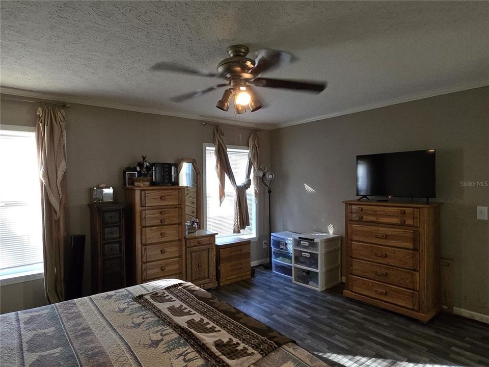 For Sale: $198,000 (3 beds, 3 baths, 2356 Square Feet)