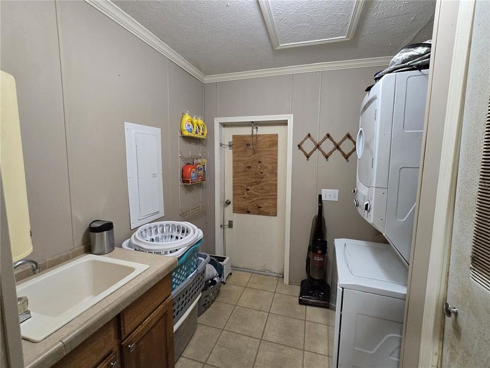 For Sale: $198,000 (3 beds, 3 baths, 2356 Square Feet)