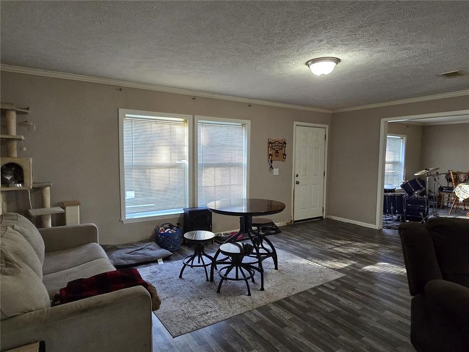 For Sale: $198,000 (3 beds, 3 baths, 2356 Square Feet)