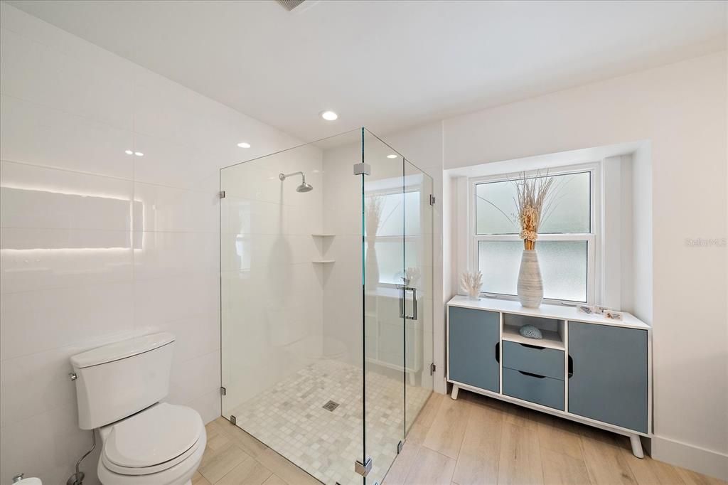 For Sale: $1,995,000 (3 beds, 2 baths, 2233 Square Feet)