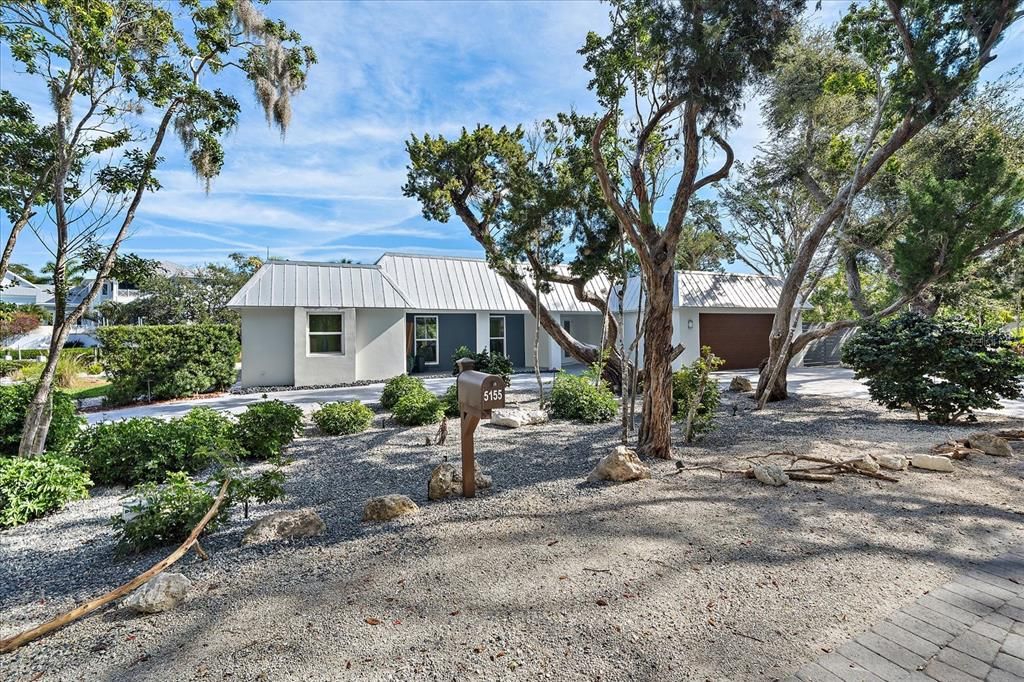 For Sale: $1,995,000 (3 beds, 2 baths, 2233 Square Feet)