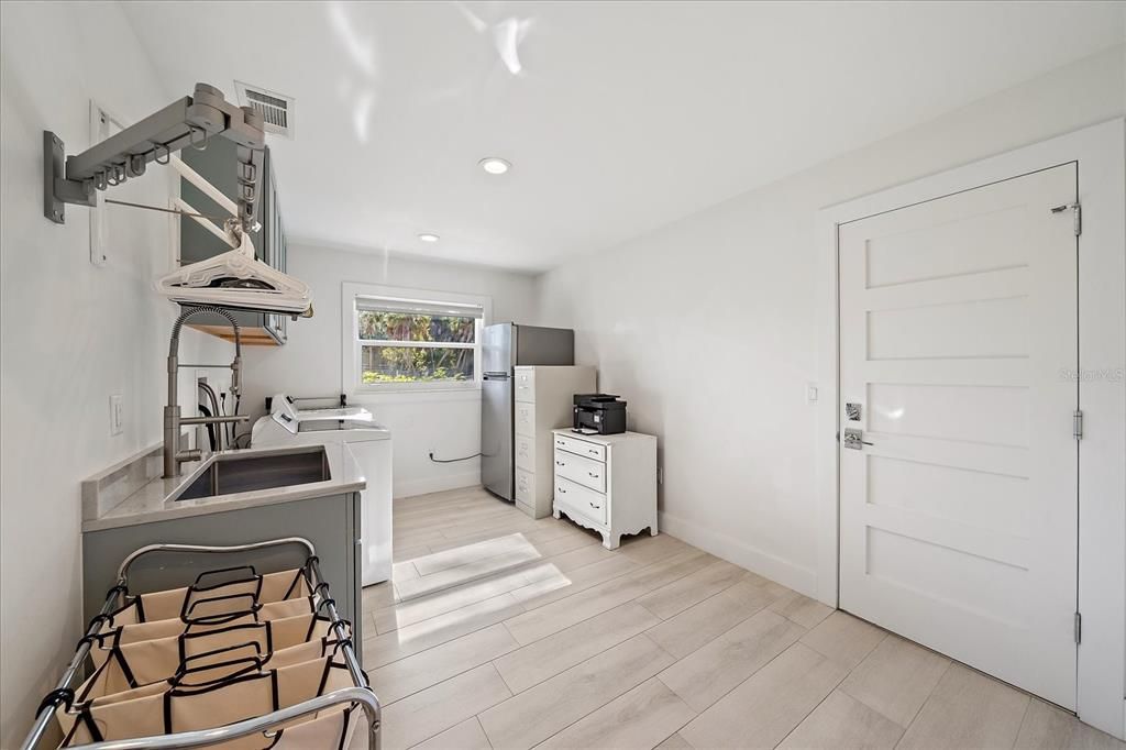For Sale: $1,995,000 (3 beds, 2 baths, 2233 Square Feet)
