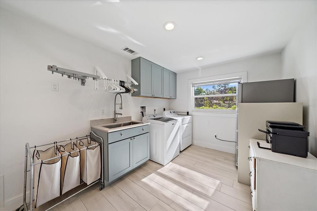 For Sale: $1,995,000 (3 beds, 2 baths, 2233 Square Feet)