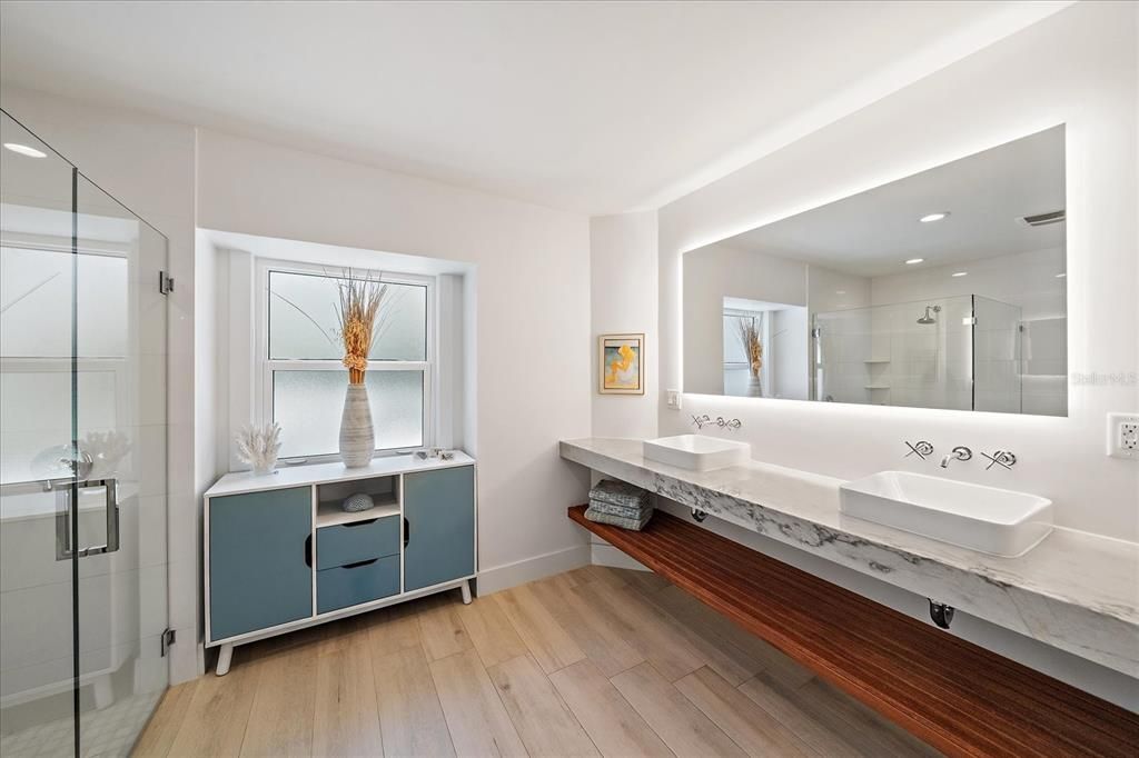 For Sale: $1,995,000 (3 beds, 2 baths, 2233 Square Feet)