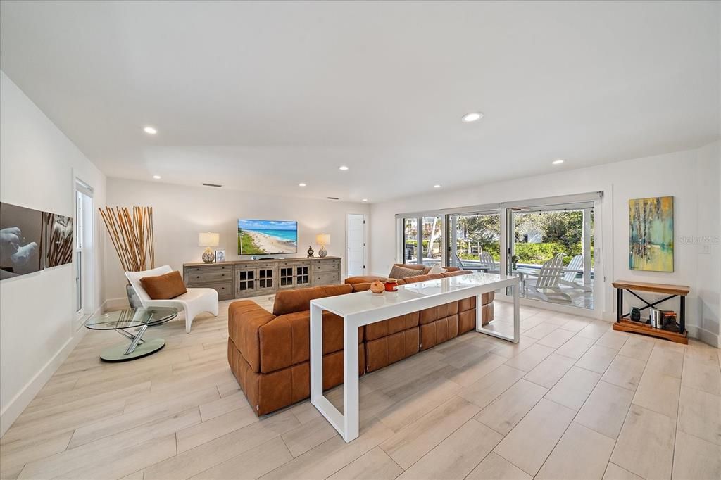 For Sale: $1,995,000 (3 beds, 2 baths, 2233 Square Feet)
